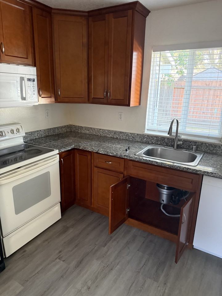 225 Tahoe Ave #D - Photo 3 of 3