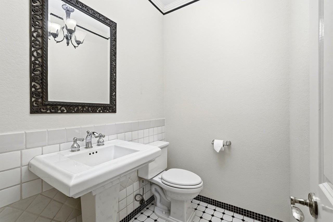 2406 Aviation Blvd #C - Photo 7 of 28