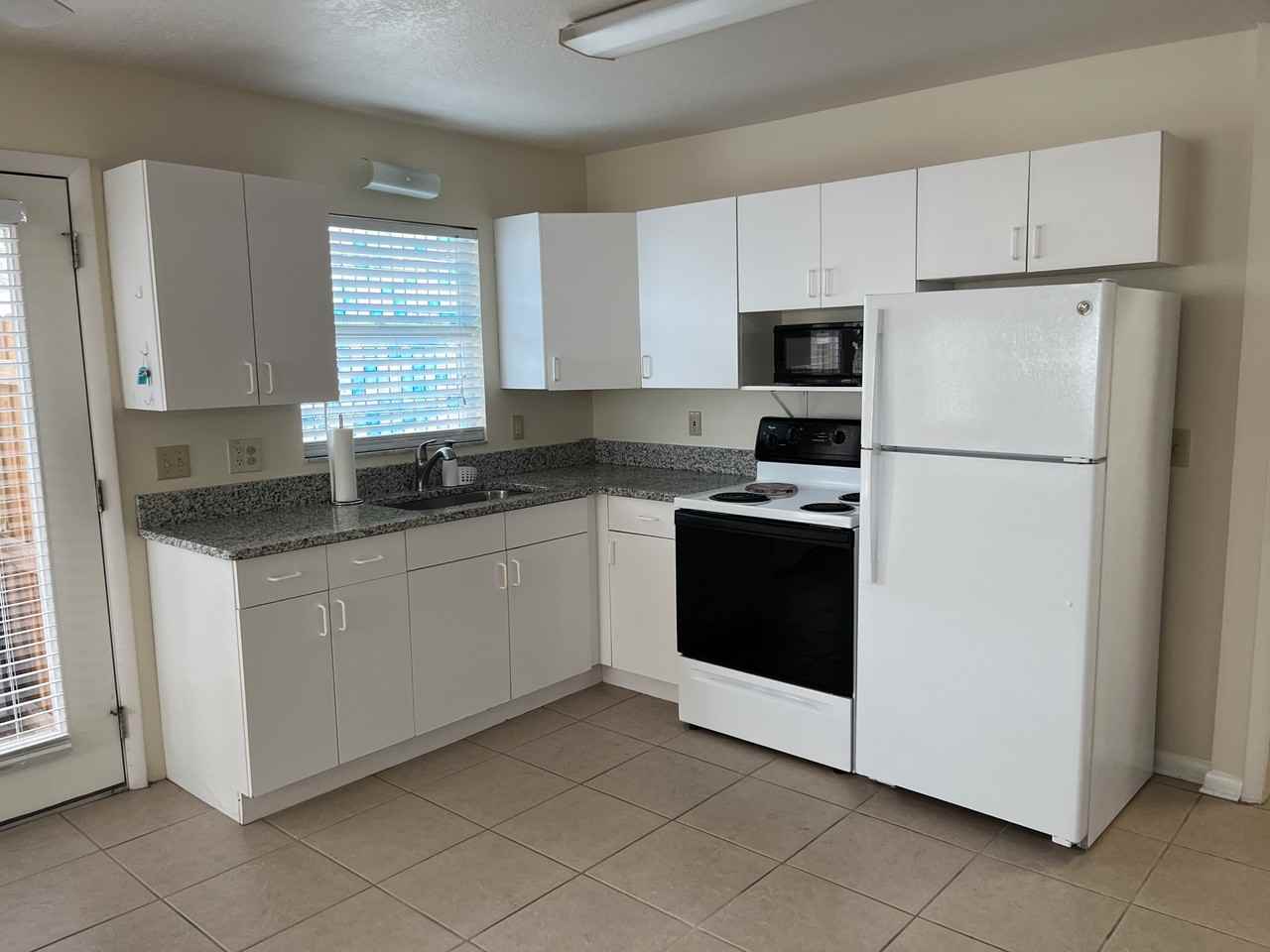 725 Gray St S #B - Photo 3 of 15