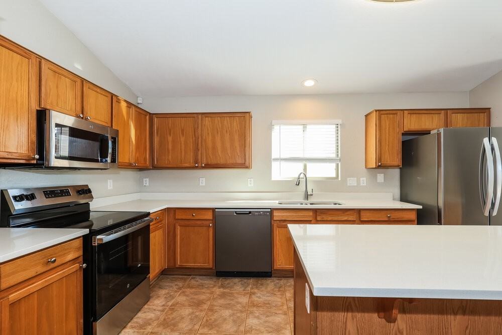 11755 W Banff Ln - Photo 7 of 16