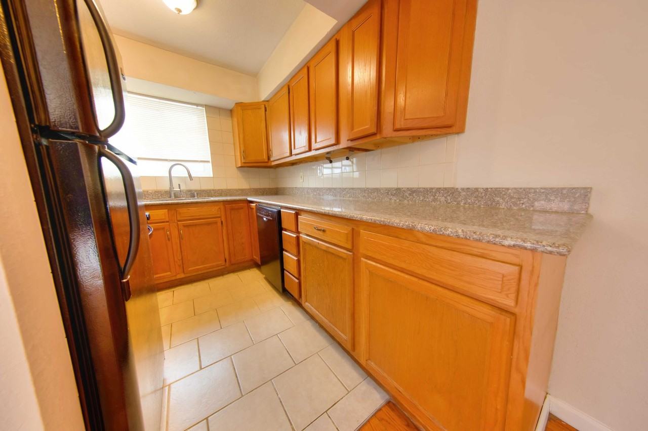 3508-10 Russell Boulevard - Photo 4 of 13