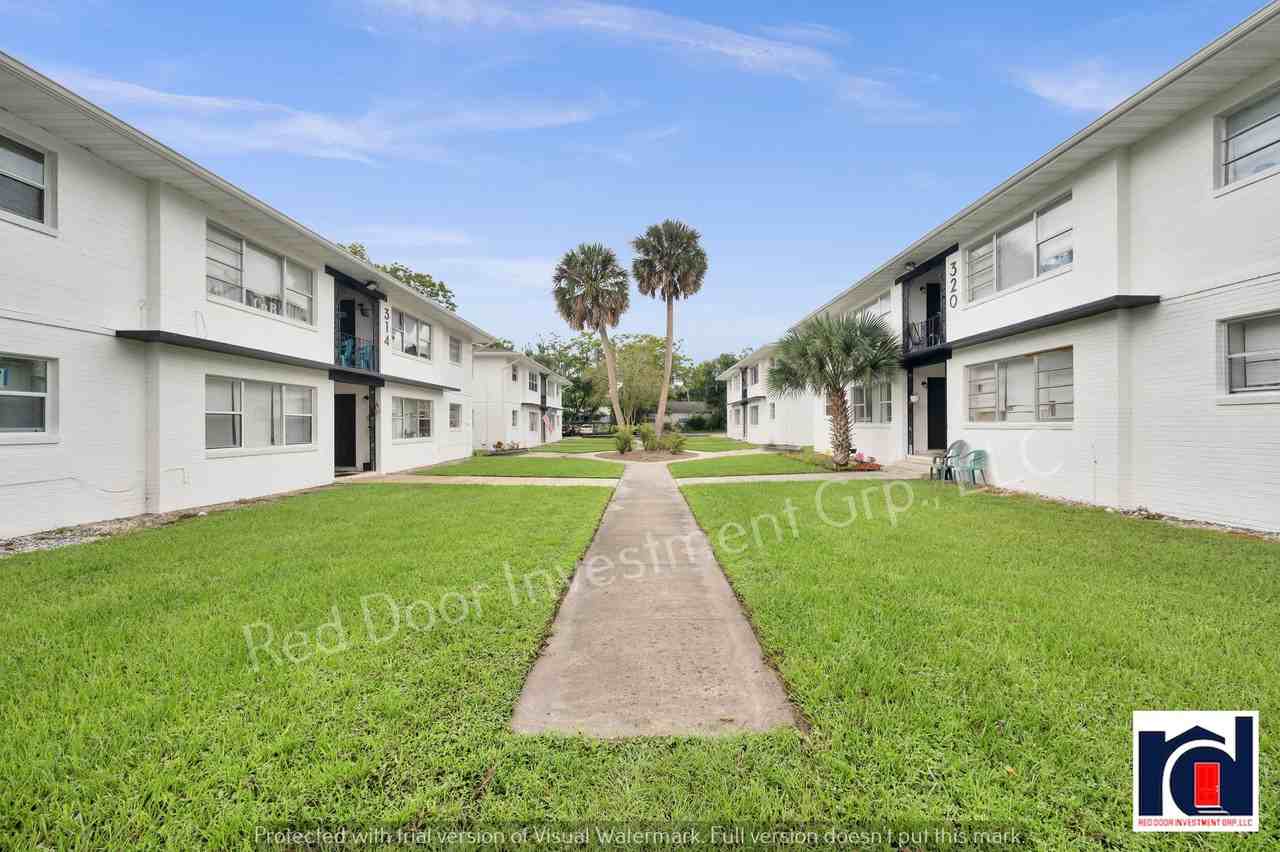 Spacious Renovated Apartments within Walking Distance to Downtown Deland - Photo 2 of 50