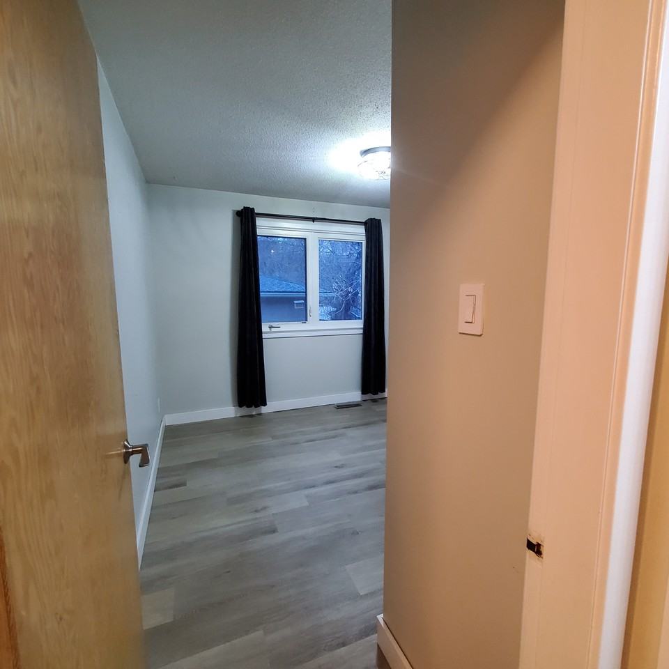 4442 116 Ave NW Edmonton, AB - Photo 6 of 29