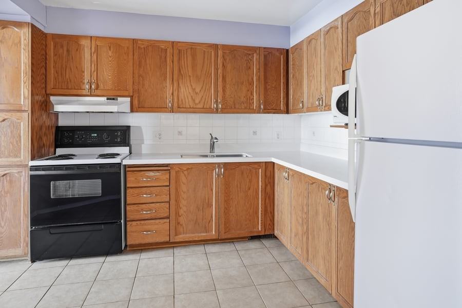 6075 Pineglade Cres - Photo 2 of 14