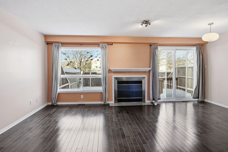 6075 Pineglade Cres - Photo 4 of 14