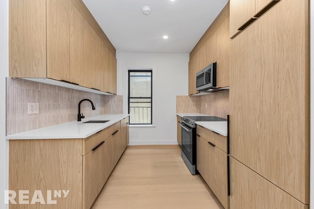 8th Ave #2R - Photo 2 of 8