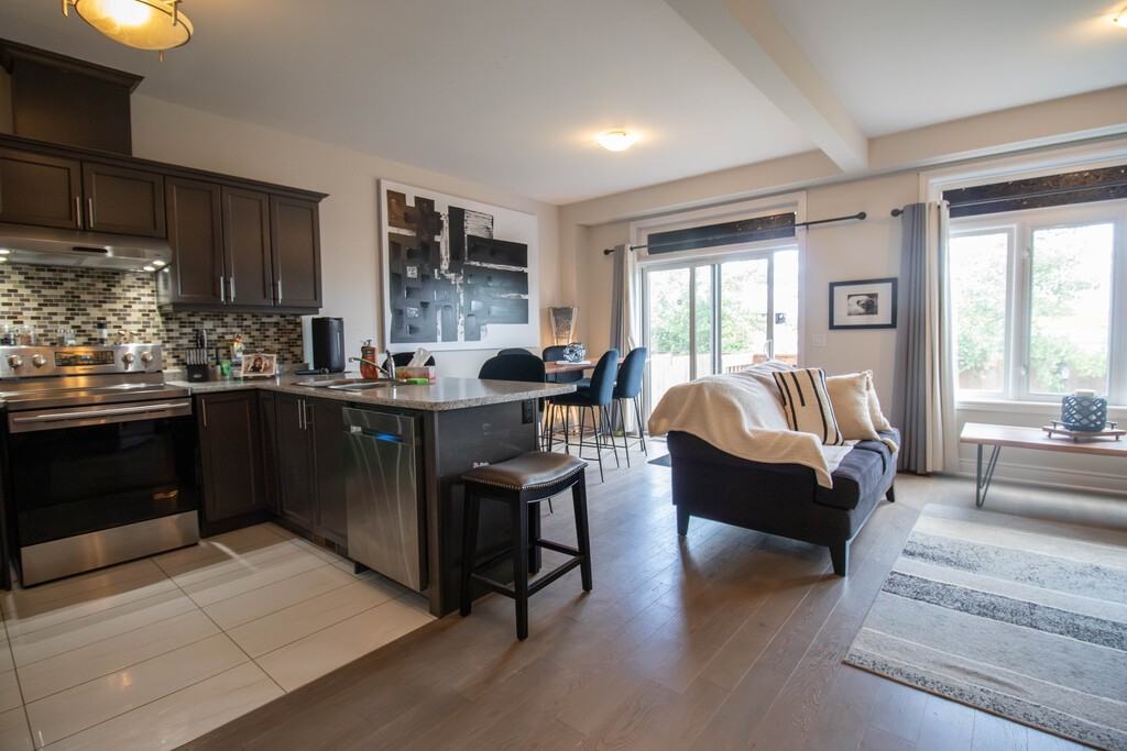 24 Manhattan Crt - Photo 3 of 36