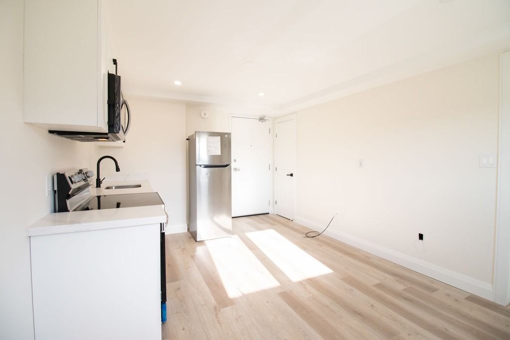 21 Seventh St - Photo 2 of 16