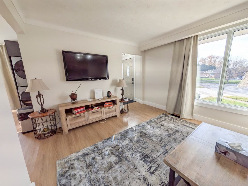 5700 Sunnylea Cres - Photo 3 of 38