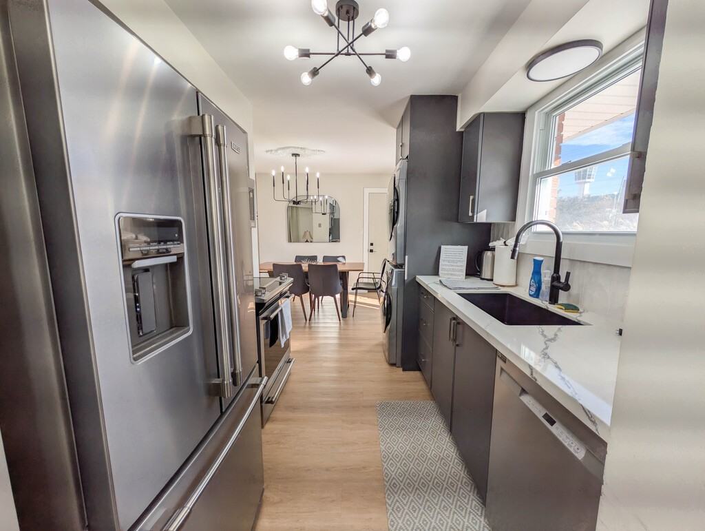 5700 Sunnylea Cres - Photo 7 of 38