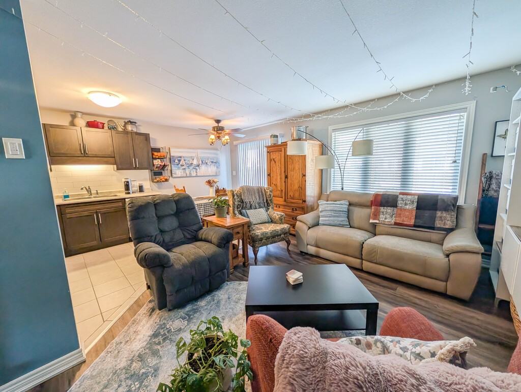 154 Monarch St - Photo 3 of 38