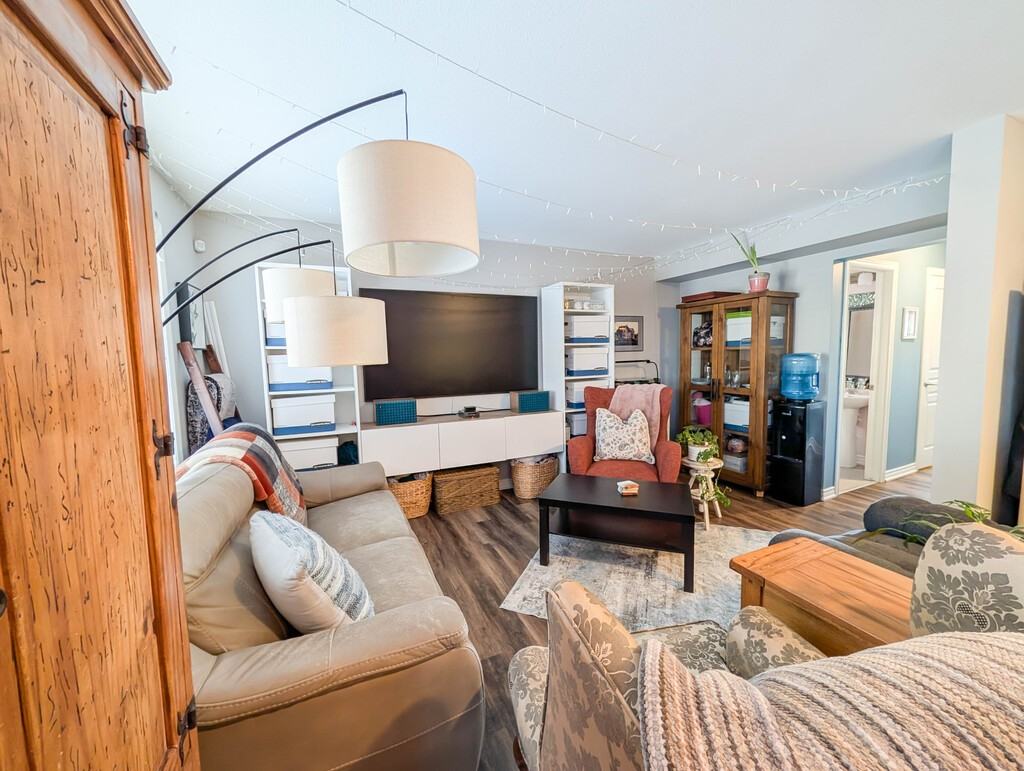 154 Monarch St - Photo 4 of 38