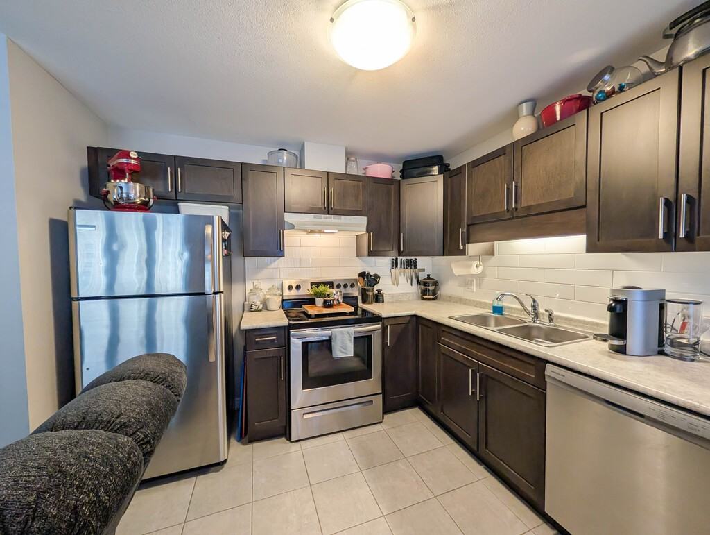 154 Monarch St - Photo 6 of 38