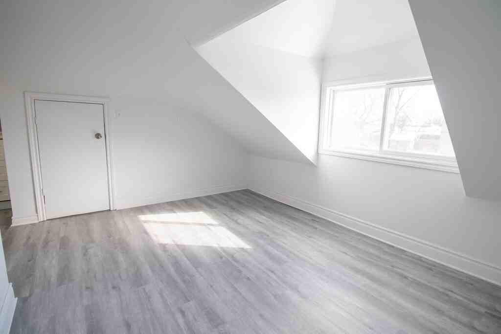 61 Queenston St - Photo 2 of 24