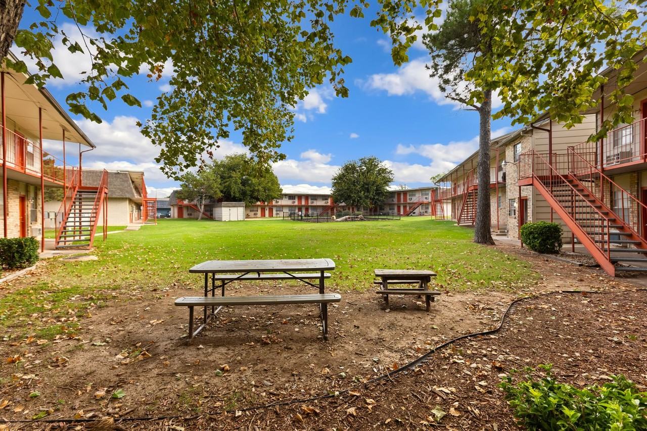 Camden Apartments and Townhomes - Photo 5 of 30