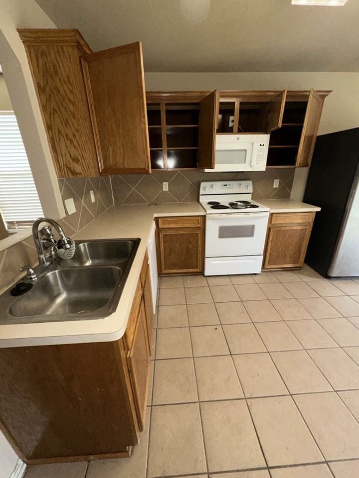 4305 Indigo Dr - Photo 3 of 13