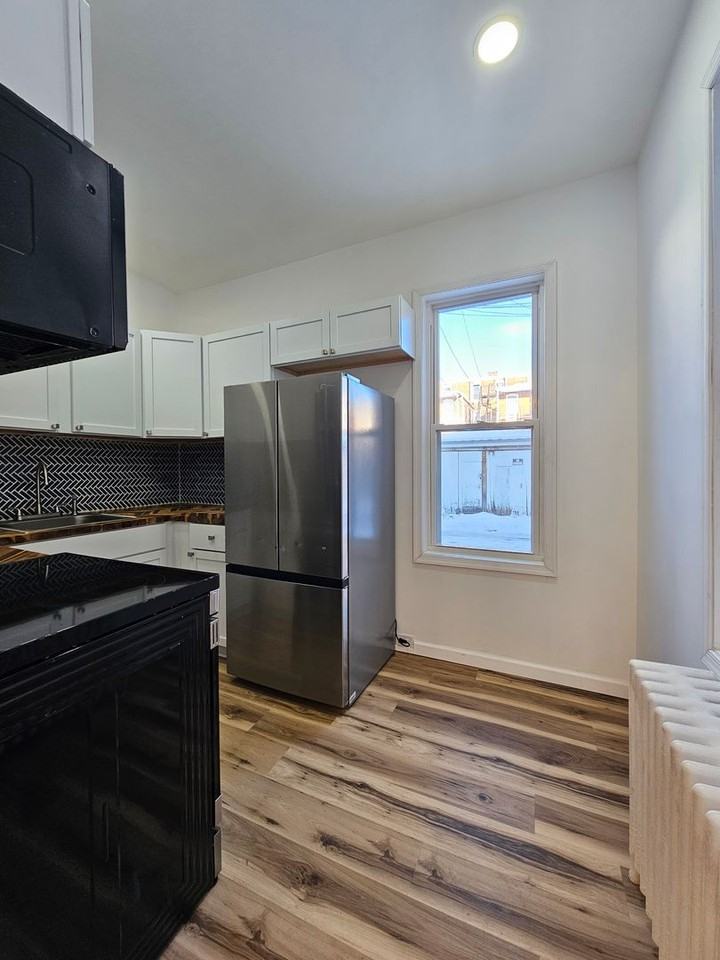 921 W Poplar St - Photo 5 of 14