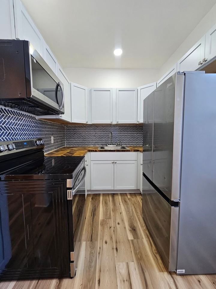 921 W Poplar St - Photo 6 of 14