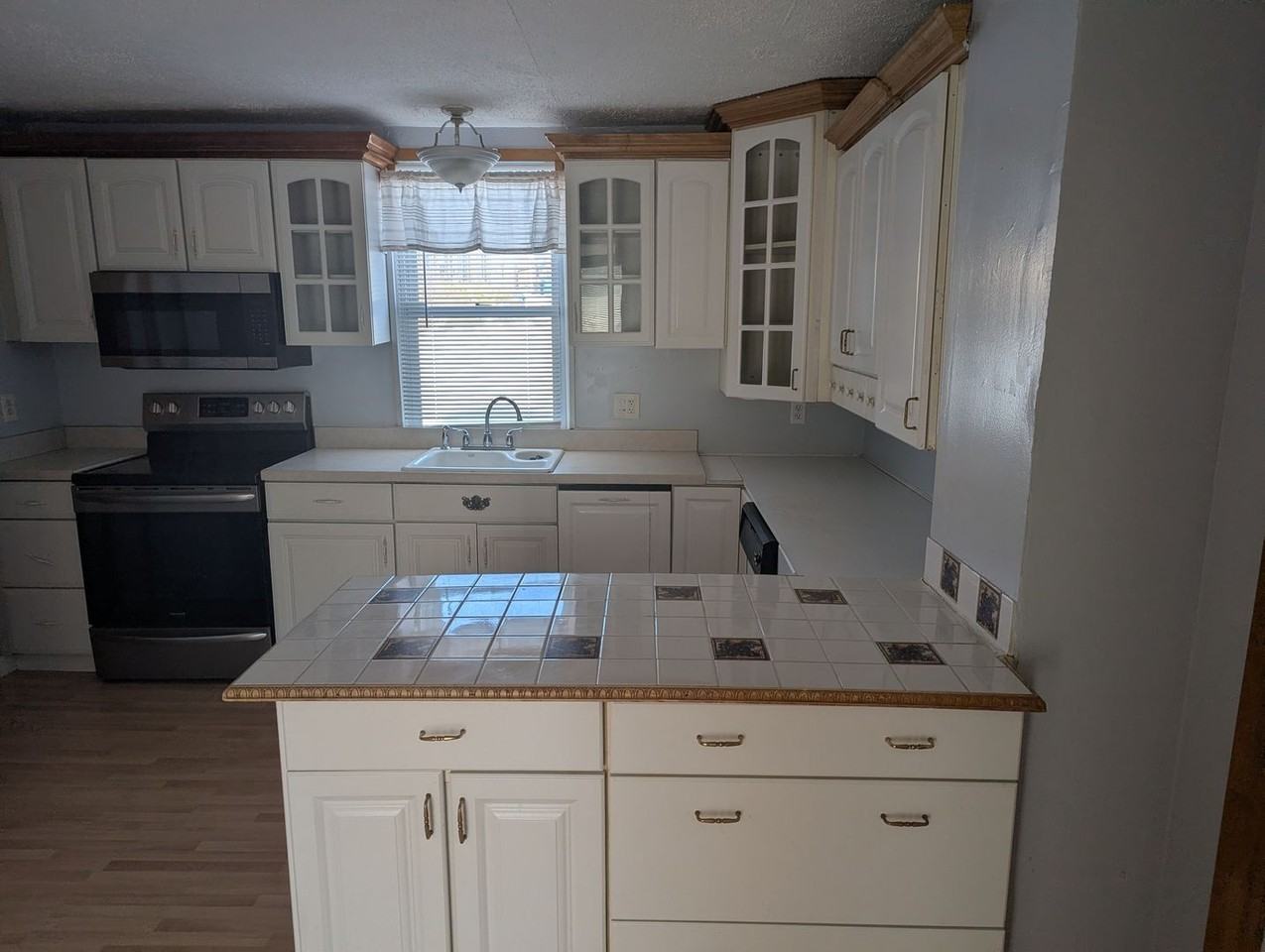 136 Baltimore St - Photo 4 of 30