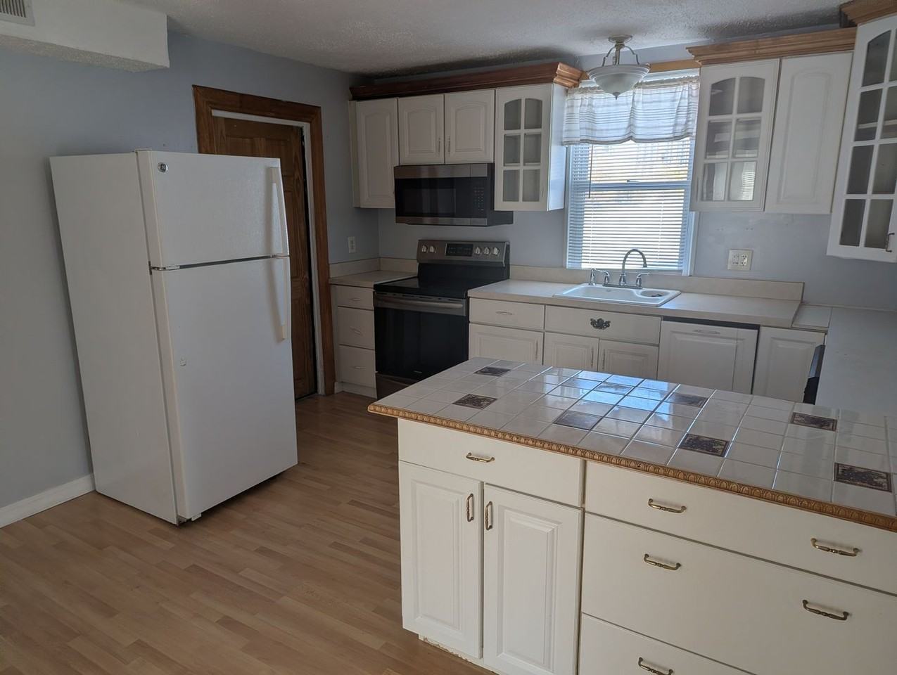 136 Baltimore St - Photo 6 of 30