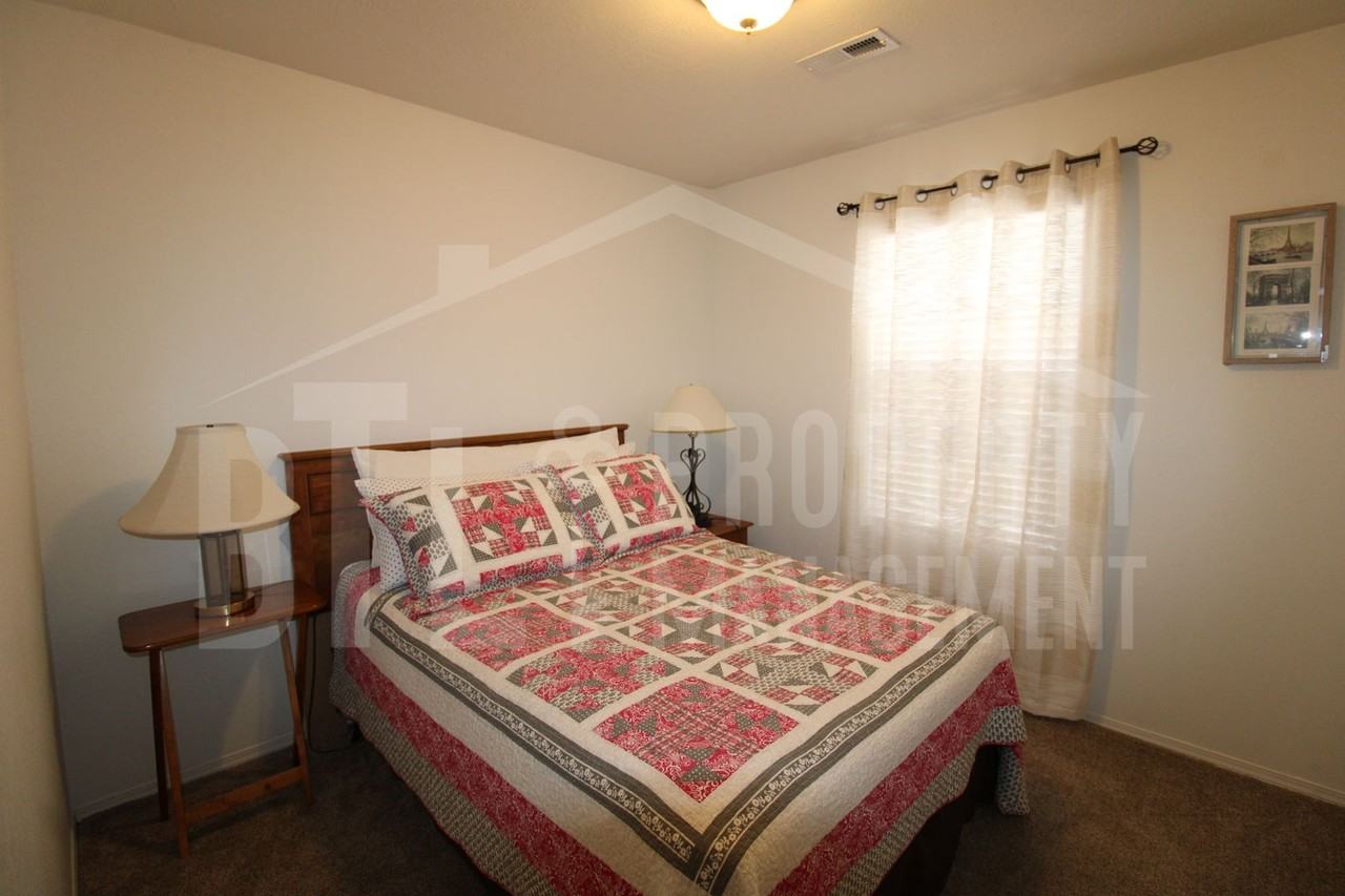 2910 Vineyards Pkwy #4 - Photo 6 of 10