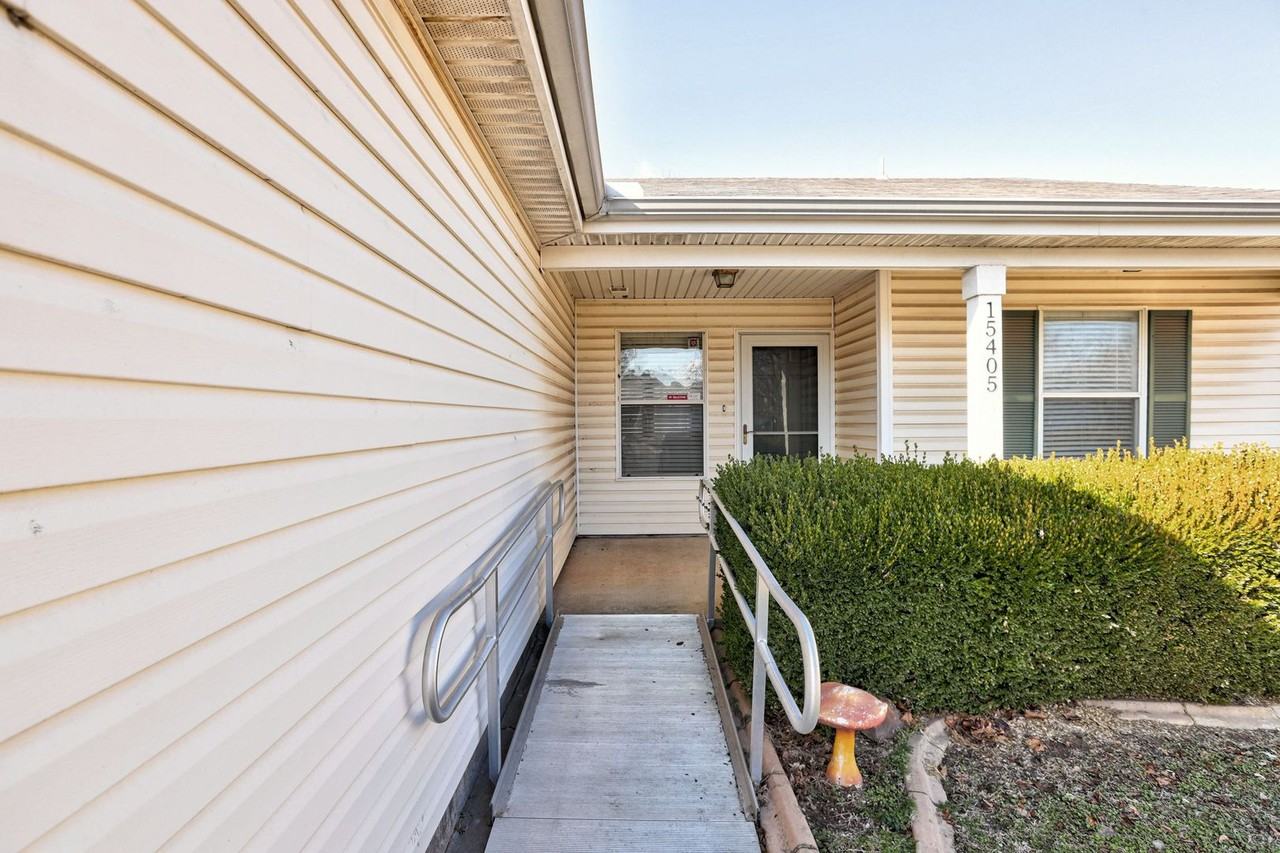 15405 Acacia Rd - Photo 3 of 31