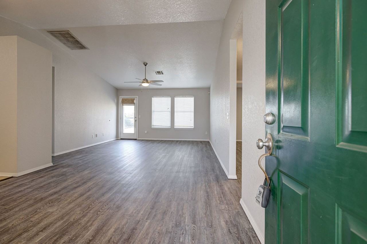 15405 Acacia Rd - Photo 4 of 31