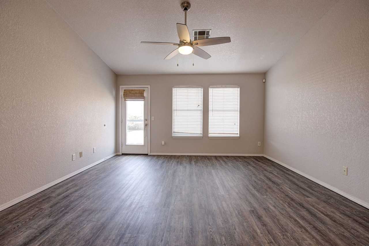 15405 Acacia Rd - Photo 5 of 31