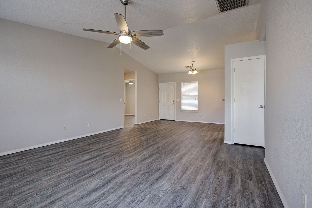 15405 Acacia Rd - Photo 7 of 31