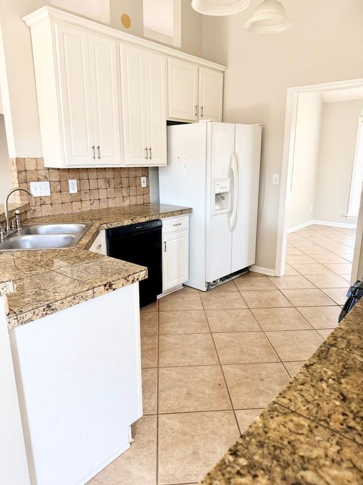 7528 Pinnacle Point Ct - Photo 4 of 17