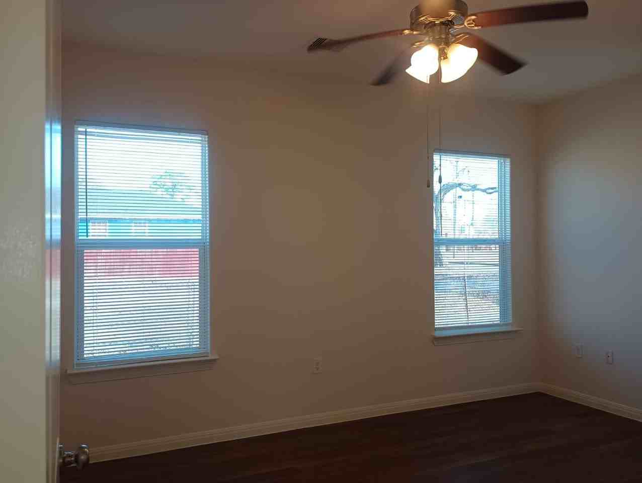 995 Ewing St - Photo 5 of 12