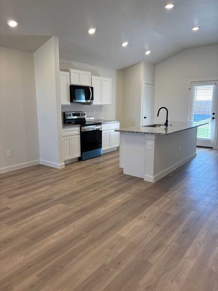 2172 Langford Ave - Photo 3 of 12