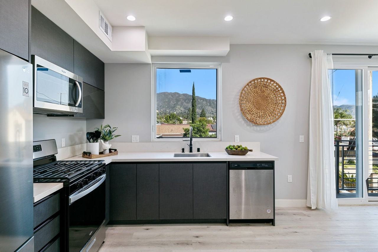 13615 N. Fellows Ave. - Photo 7 of 38