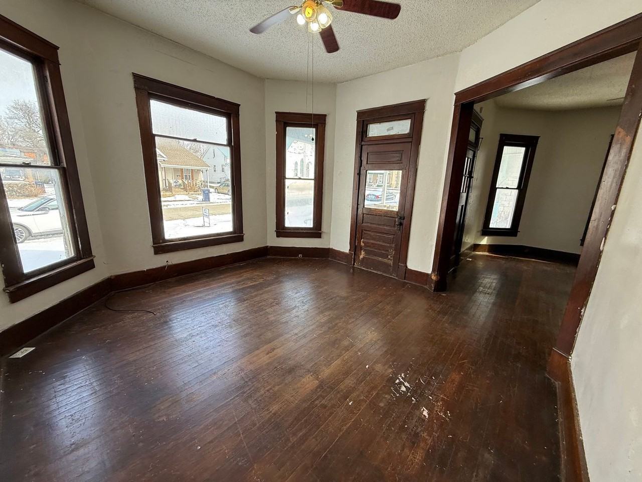 710 W 2nd St - Photo 3 of 9