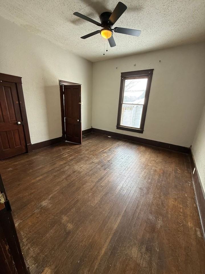 710 W 2nd St - Photo 4 of 9