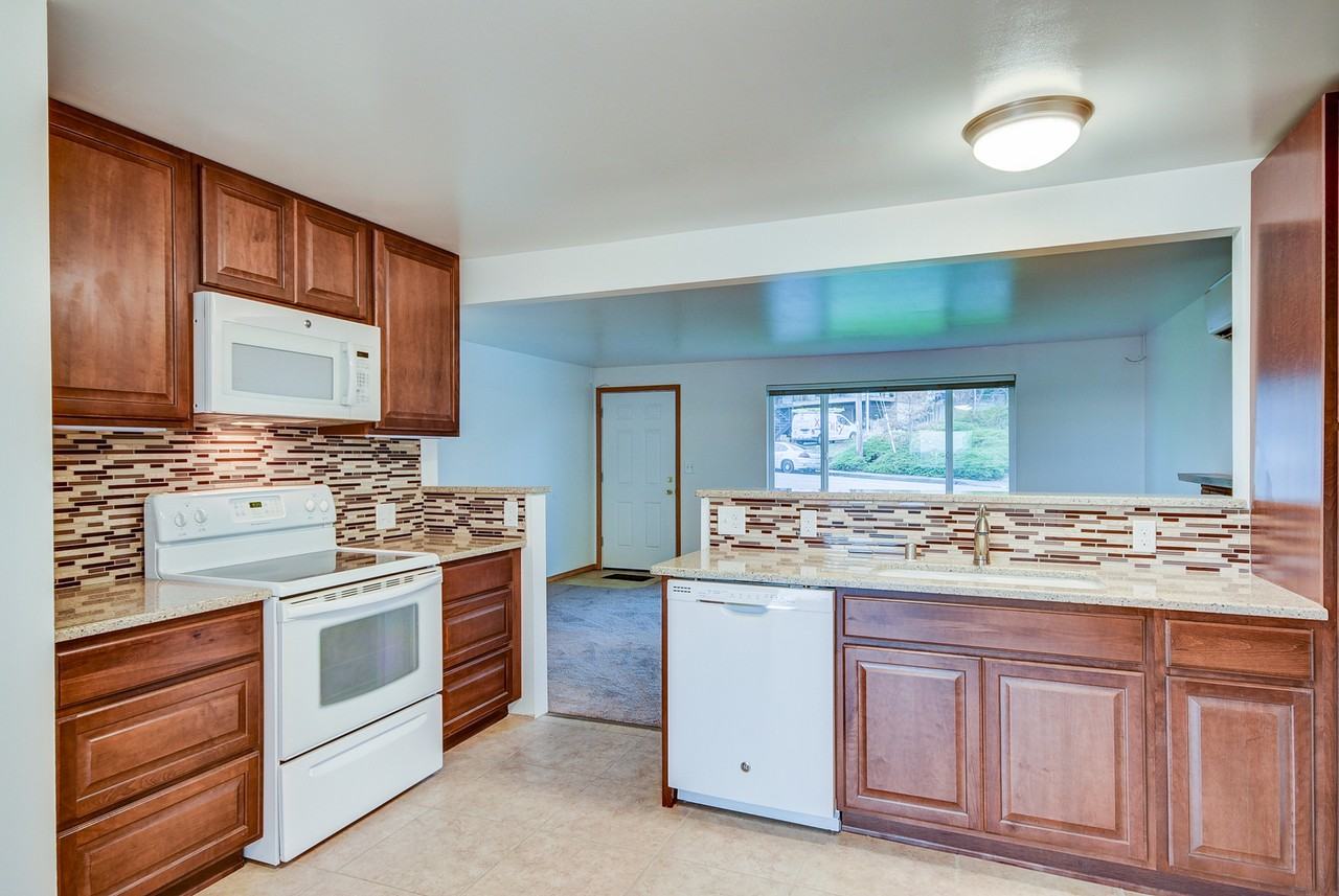 960 Sw Erie St - Photo 3 of 24