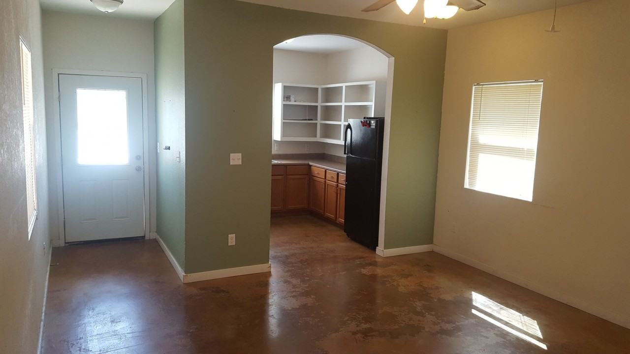 1112 Jones St - Photo 5 of 24