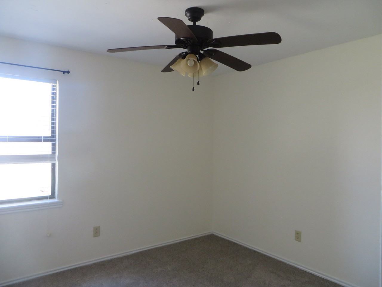 1021 Homestead Dr - Photo 4 of 10