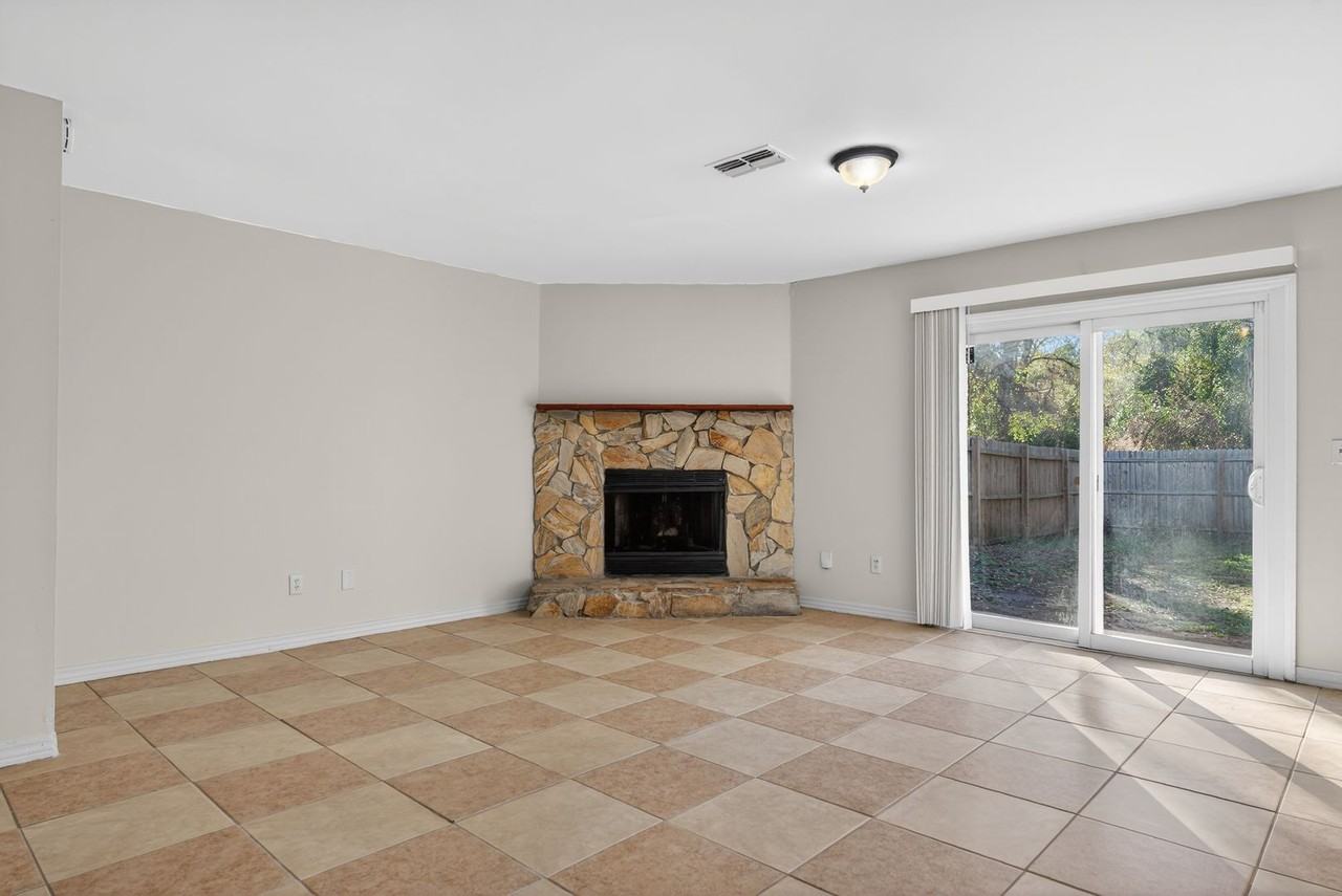 4482 Melissa Ct W - Photo 4 of 23