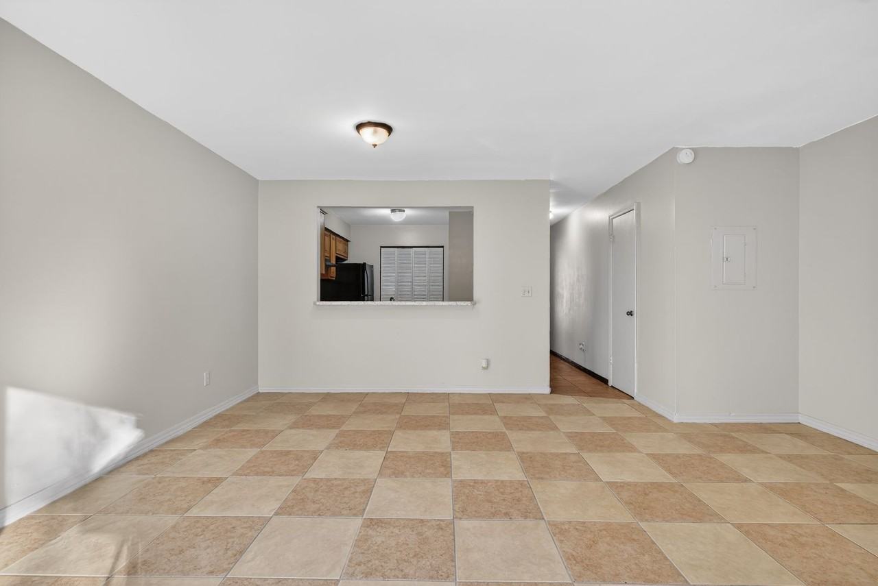 4482 Melissa Ct W - Photo 5 of 23