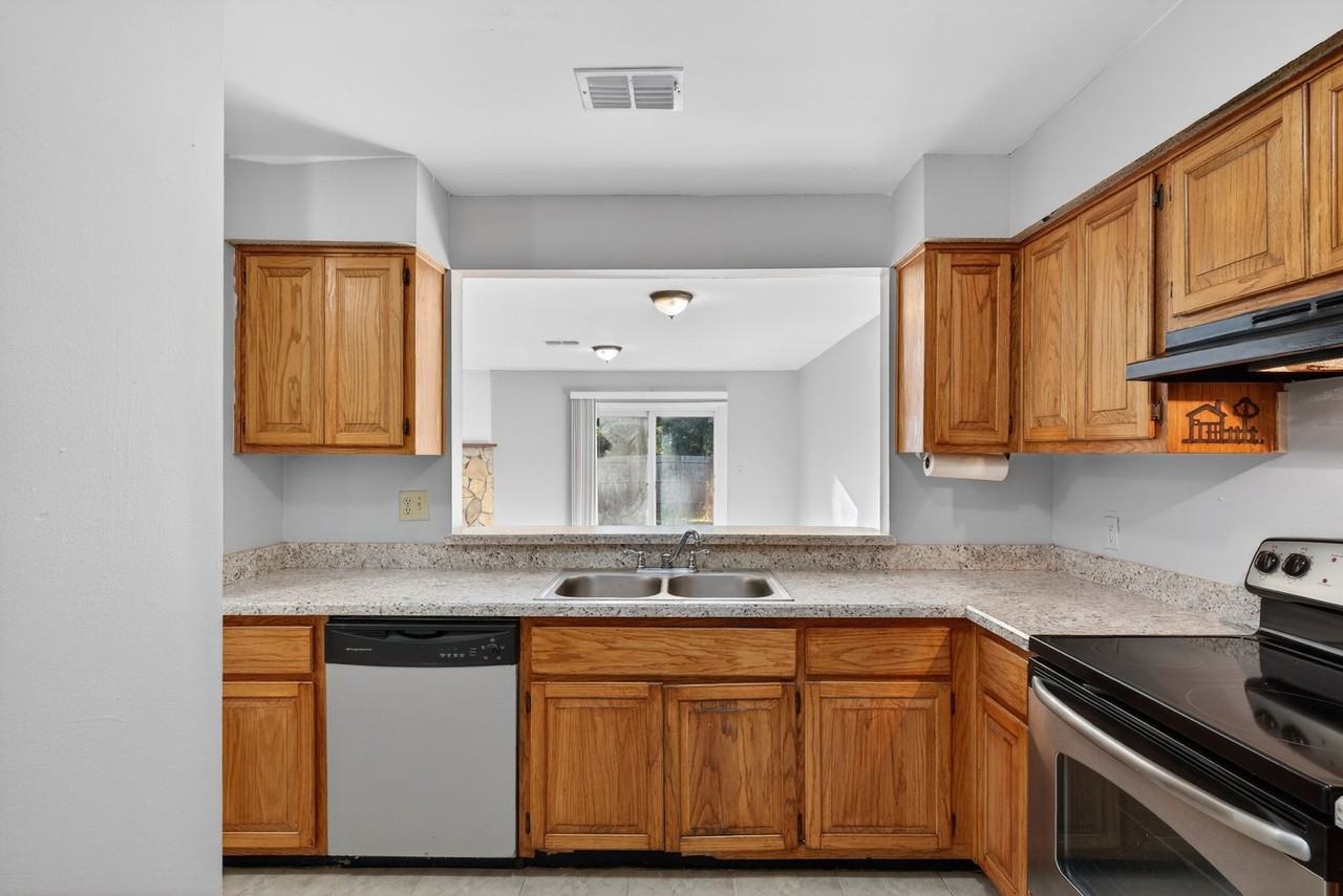 4482 Melissa Ct W - Photo 7 of 23