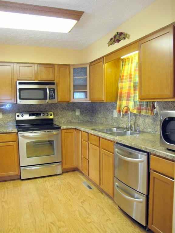 927 Woods Hollow Dr - Photo 3 of 23