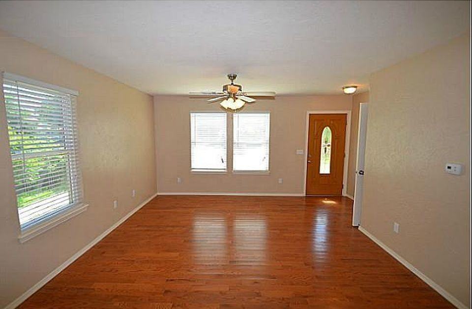 1502 Barkley St - Photo 3 of 19