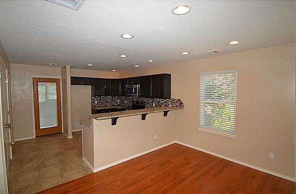 1502 Barkley St - Photo 5 of 19