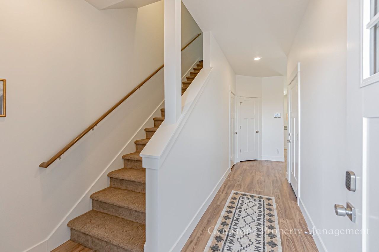 514 Harvester Ave - Photo 5 of 40