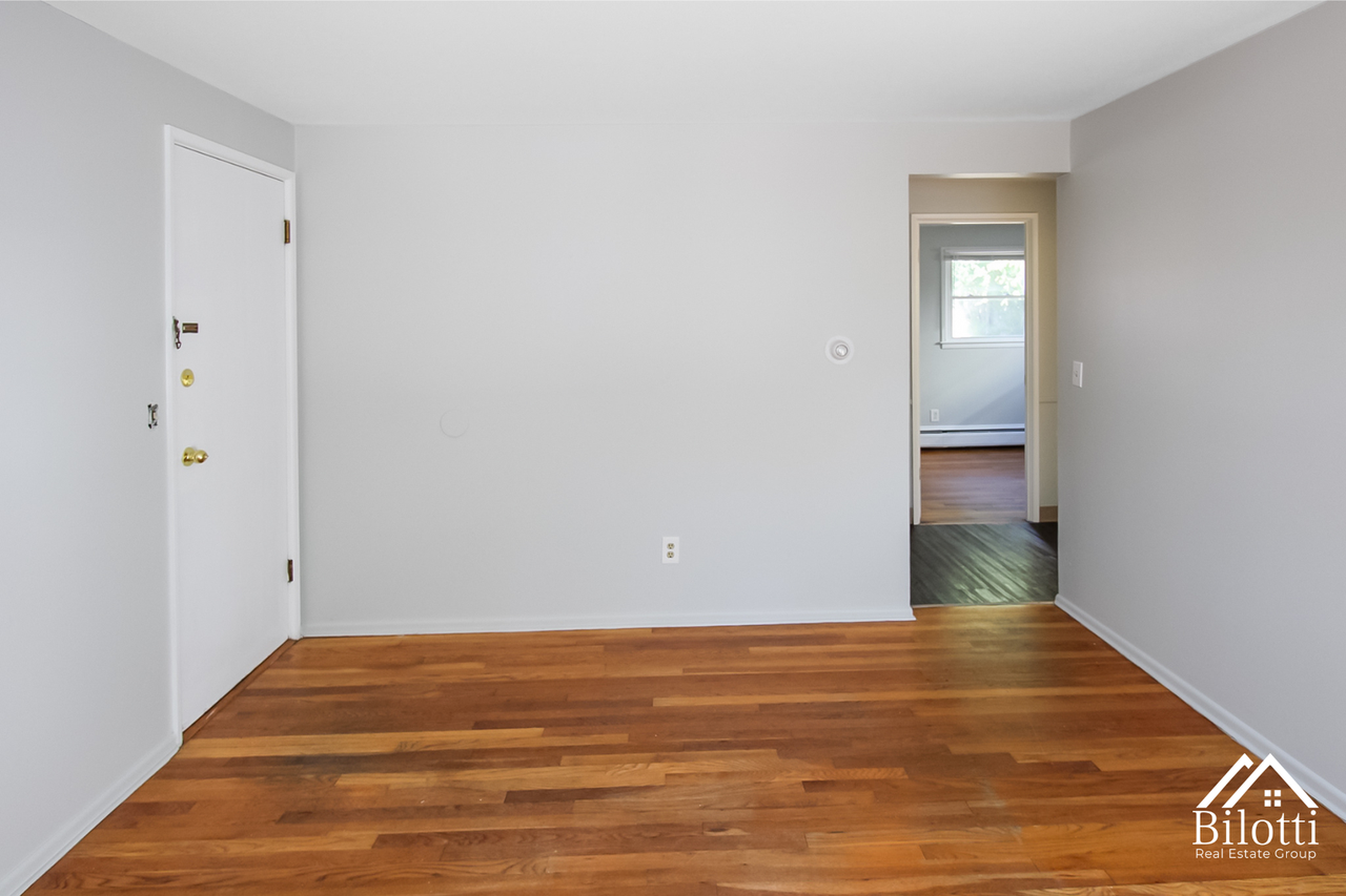 10 Beechwood Ave - Photo 4 of 11