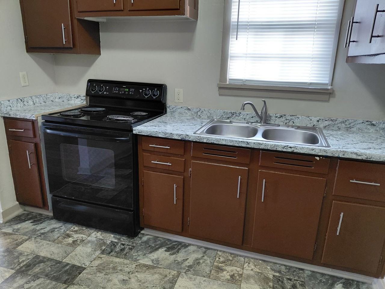 2951 Jefferson St - Photo 2 of 8