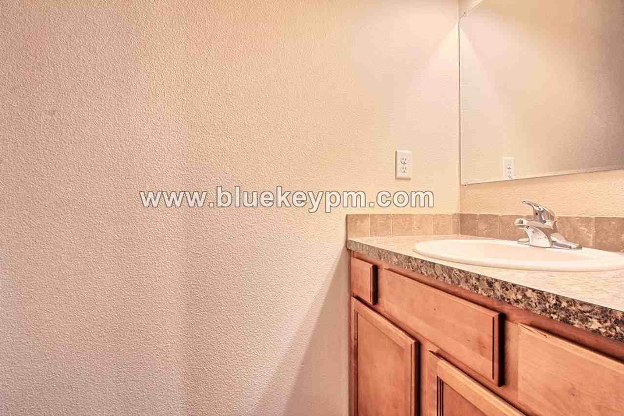 7415 Ne 59th St - Photo 6 of 15