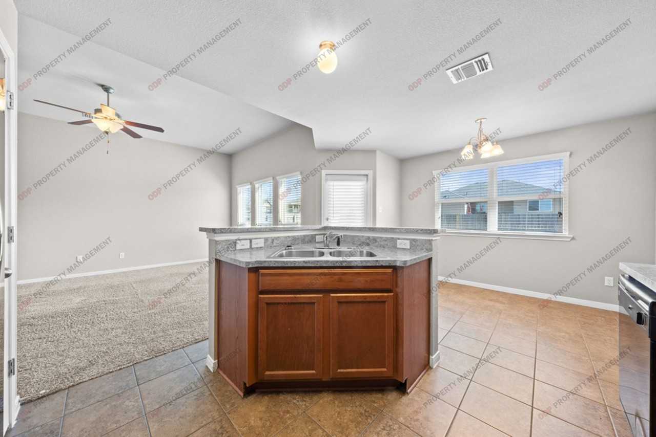 1115 Roanoke Dr - Photo 4 of 26