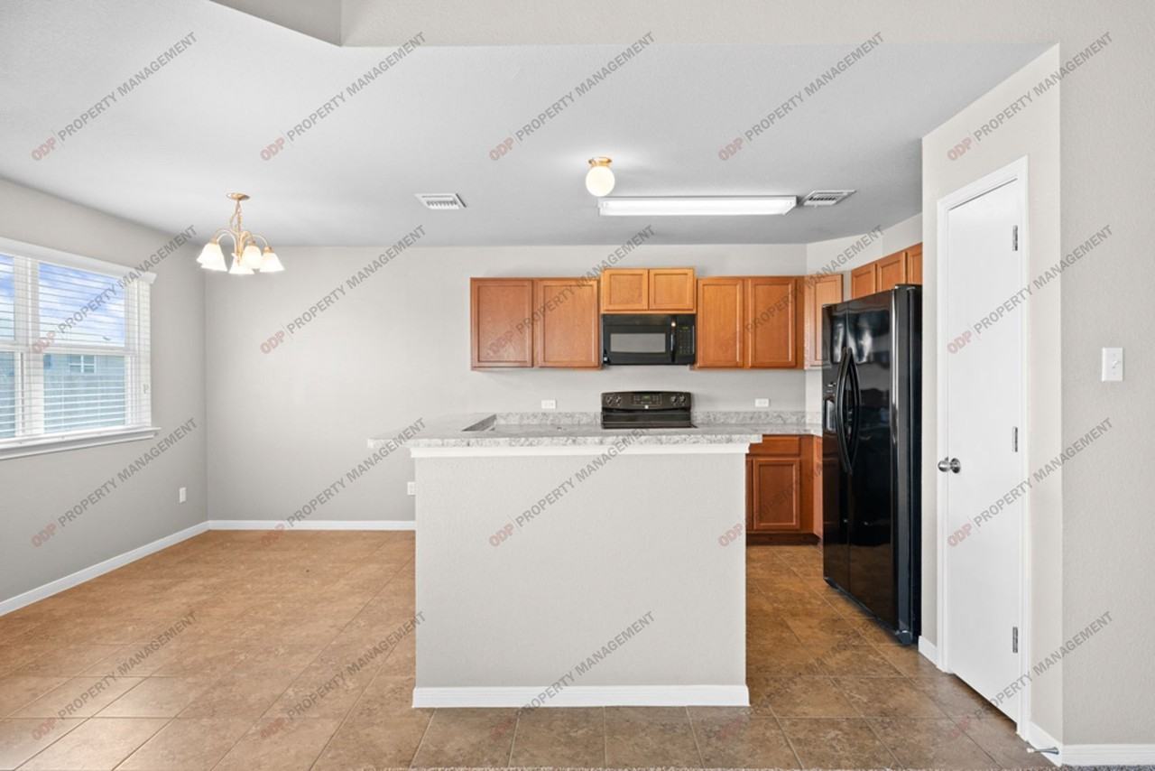 1115 Roanoke Dr - Photo 5 of 26